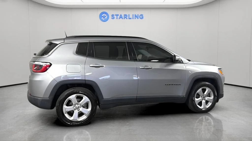Used 2020 Silver Jeep Latitude FWD image 10