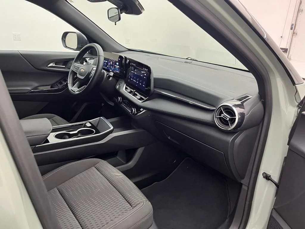 Used 2025 Green Chevrolet LT image 30