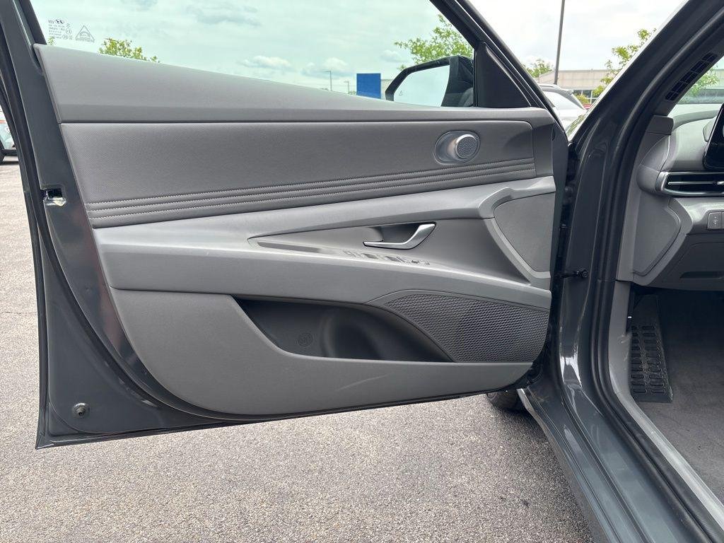 2025 Hyundai Elantra Blue - Photo 16