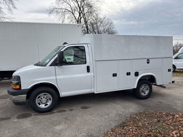 New 2025 Summit White Chevrolet 1WT image 3