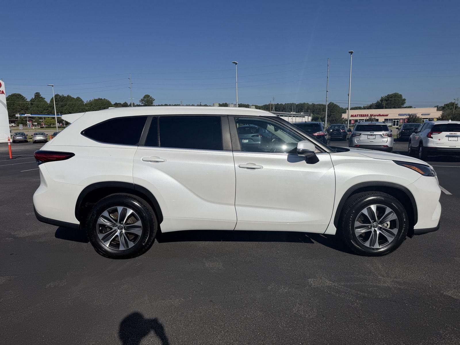 Used 2023 Wind Chill Pearl Toyota XLE image 4
