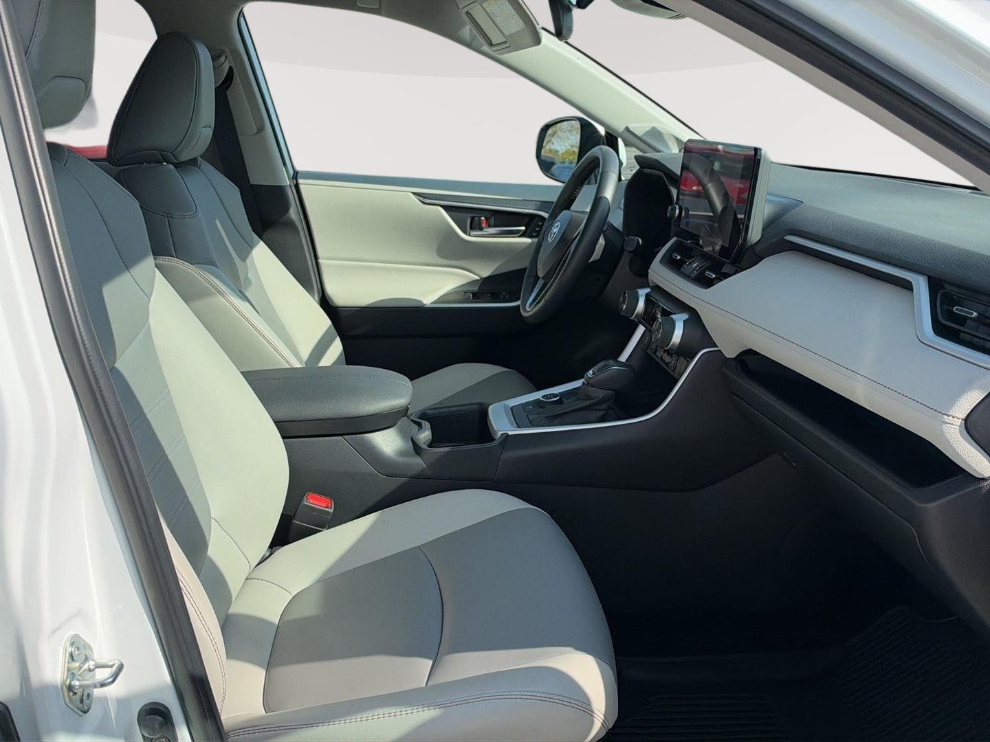 Used 2025 Wind Chill Pearl Toyota XLE Premium image 17