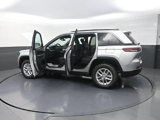 New 2026 Silver Zynith Exterior Paint Jeep Laredo X image 33