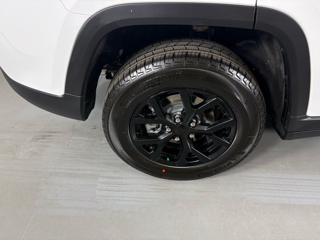 New 2026 Bright White Clear-Coat Exterior Paint Jeep Altitude image 11