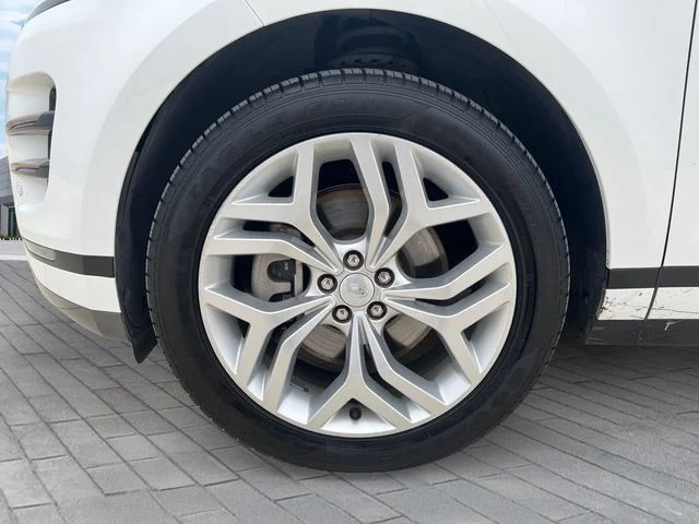 Used 2023 White Land Rover R-Dynamic SE image 9