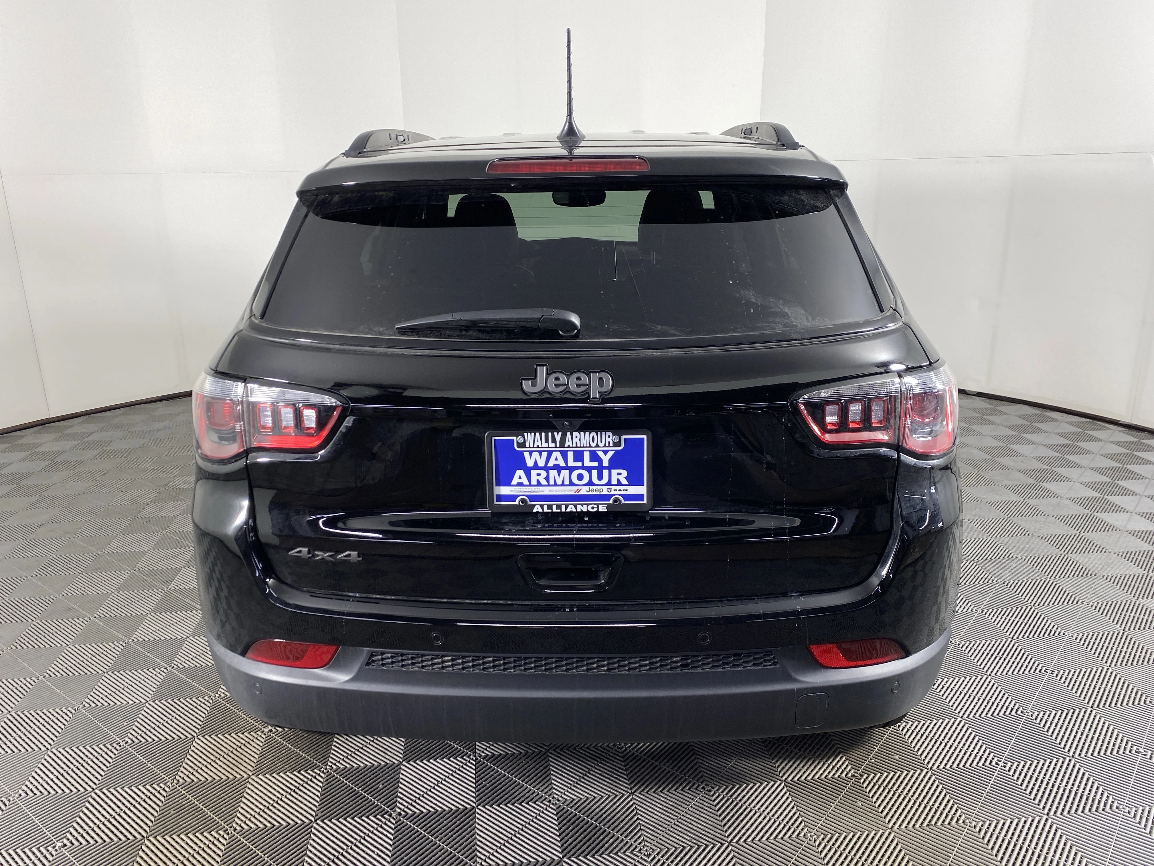 New 2026 Diamond Black Crystal Pearl-Coat Exterior Paint Jeep Limited image 7