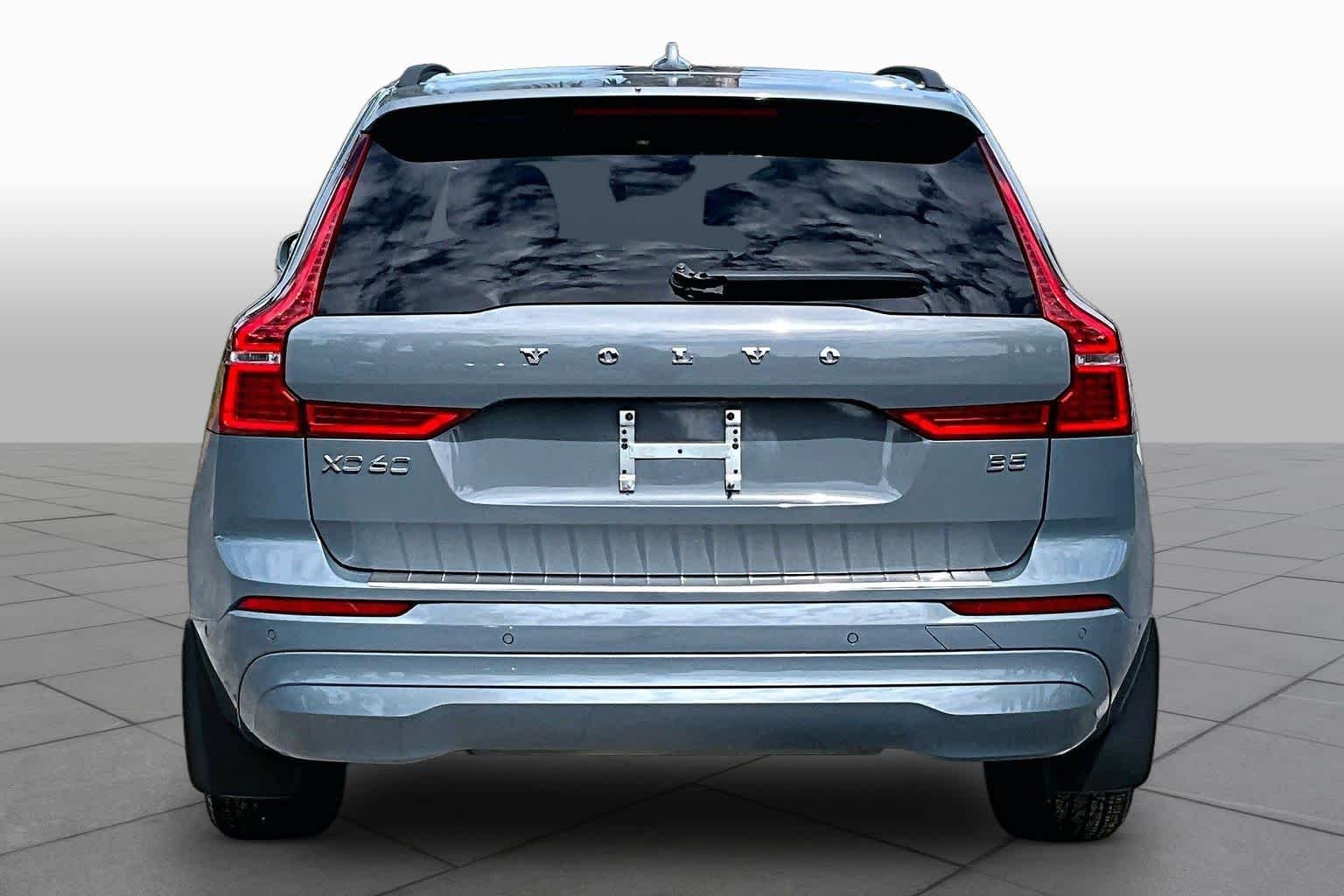Used 2022 Thunder Grey Metallic Volvo Momentum image 5