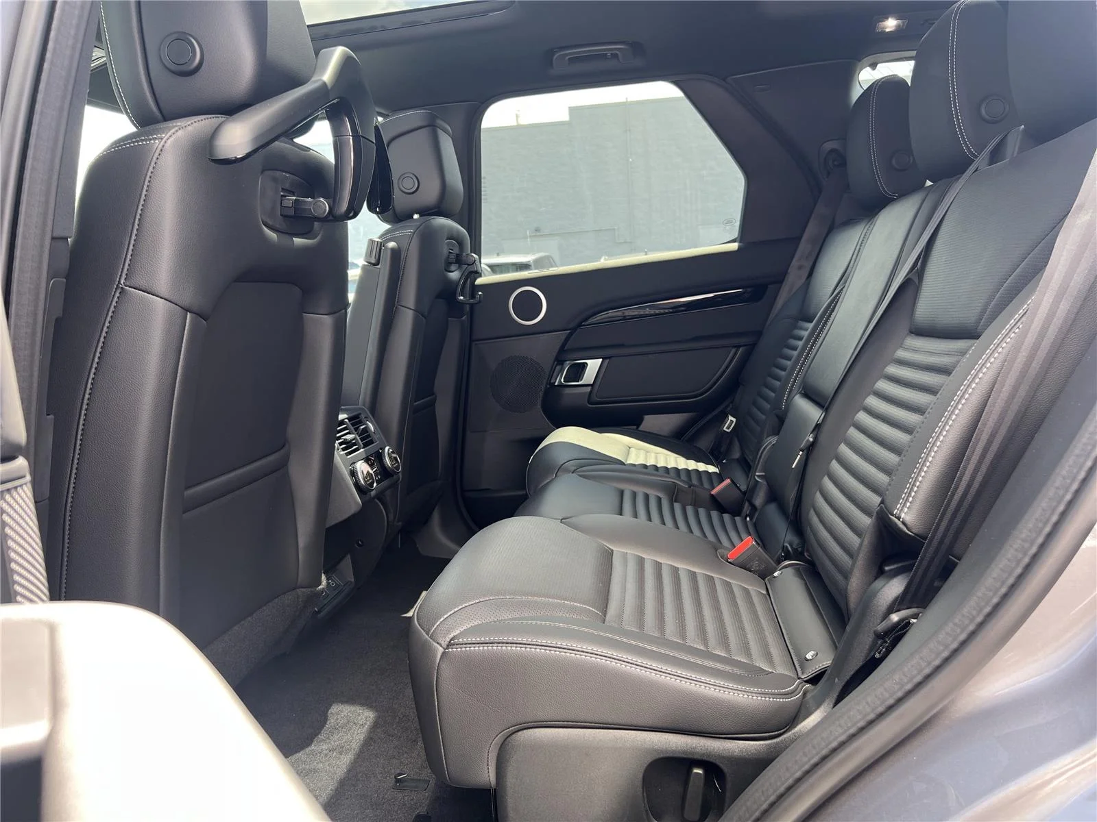 Used 2025 Eiger Grey Land Rover S image 29