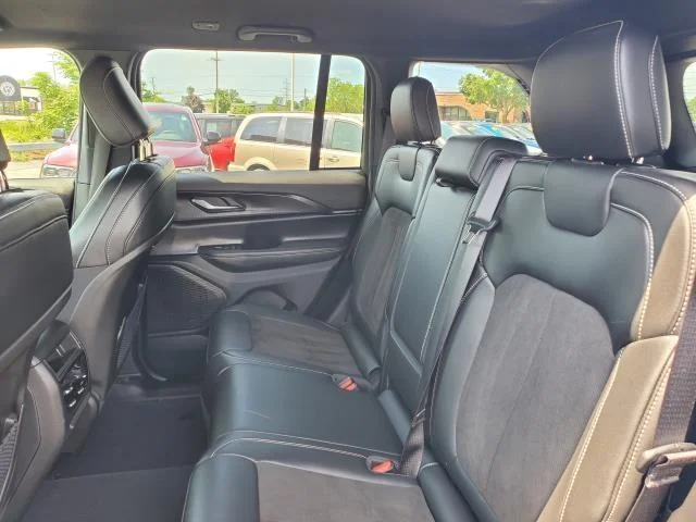 Used 2023 Silver Zynith Jeep Altitude image 25