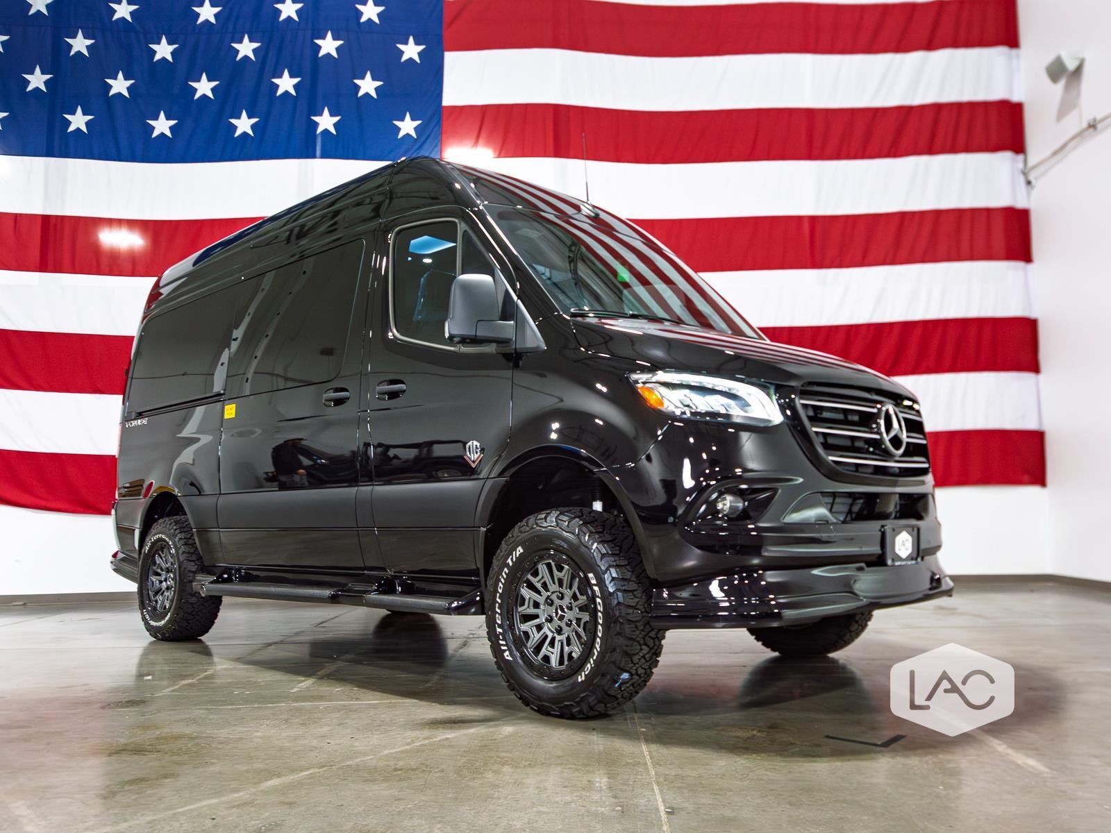 New 2026 BLACK OGV LUXURY COACH AWD 144 | ADV PKG 1.1 | PetSafe image 18