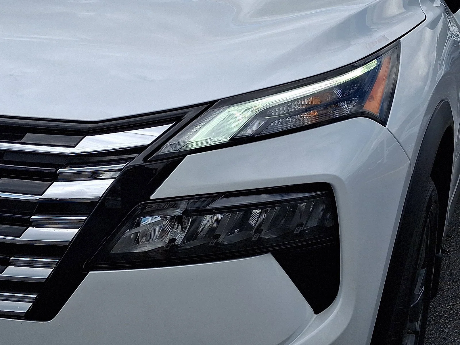 Used 2025 Everest White Pearl Nissan SV image 10
