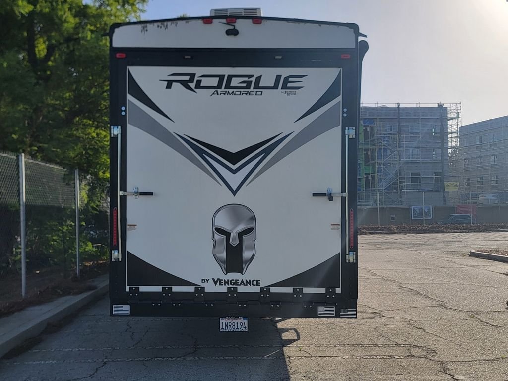 Used 2022  Rogue Toy Hauler image 12