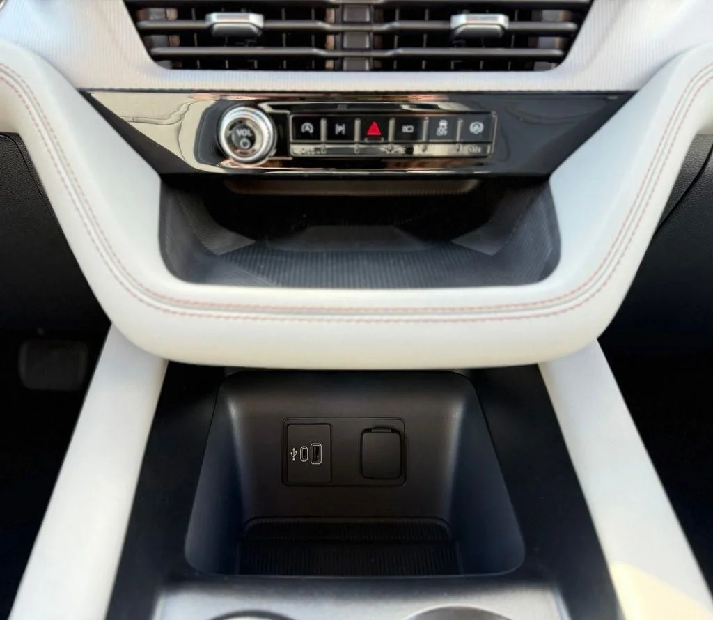 New 2027 Agate Black Metallic Ford Active image 24