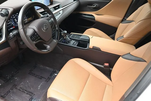 Used 2021 White Lexus 350 image 18