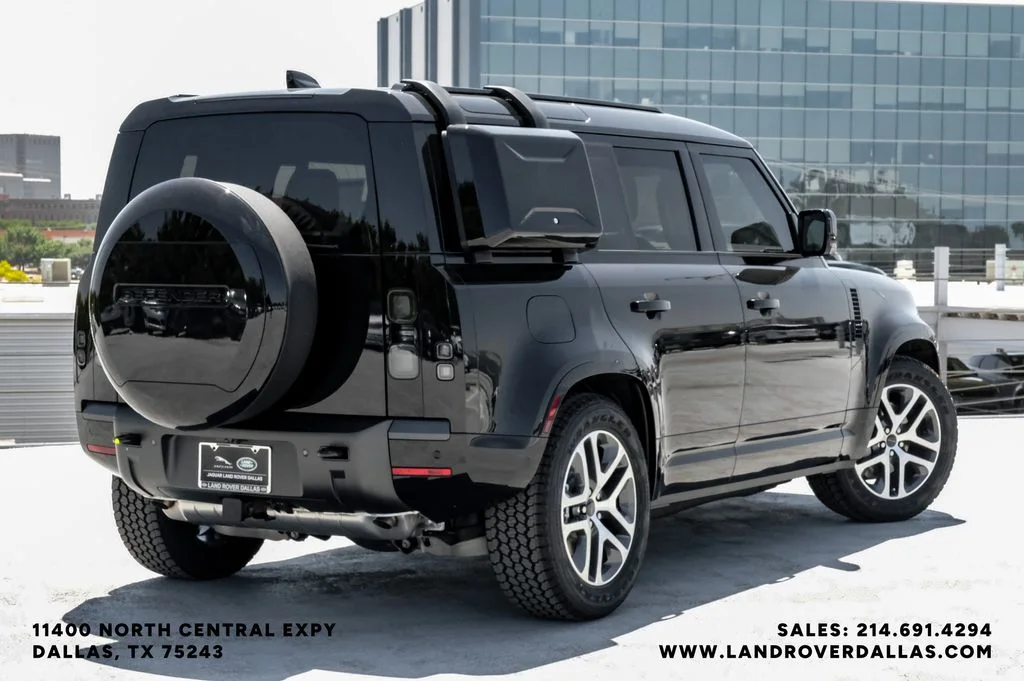 New 2026 Santorini Black Metallic Land Rover X-Dynamic SE image 6