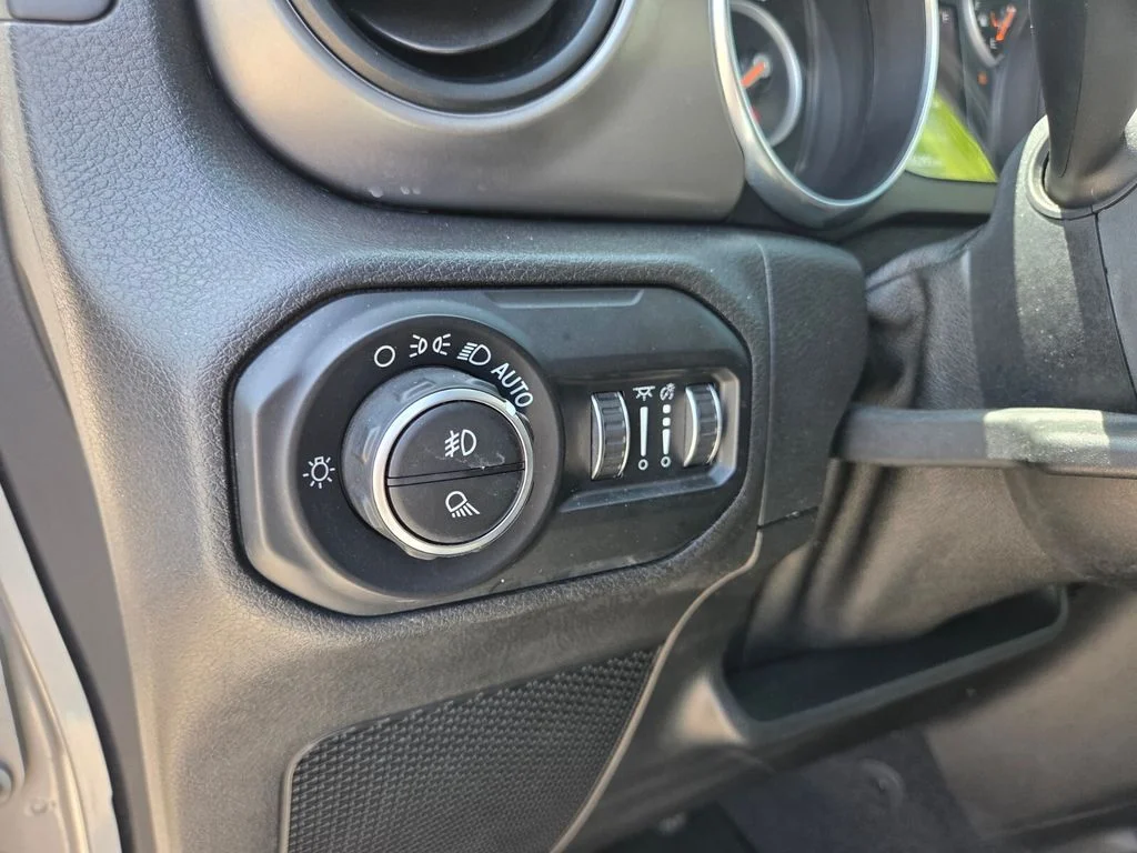 Used 2020 Silver Jeep Sport image 12