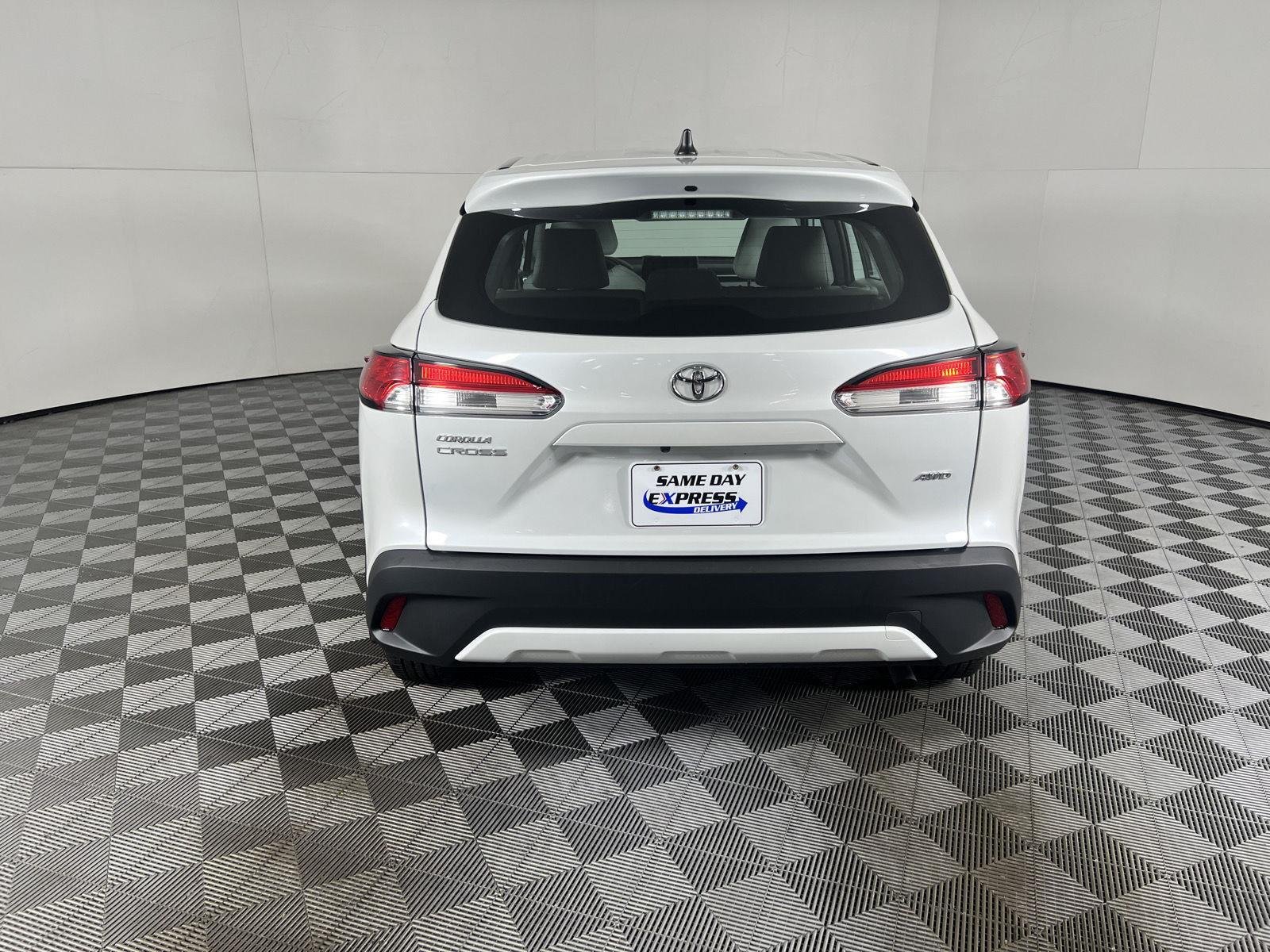 Used 2022 Wind Chill Pearl Toyota L image 14