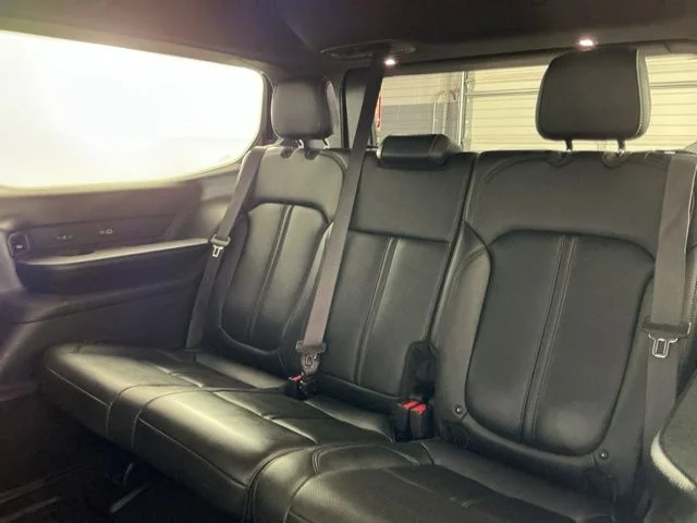 Used 2022 Diamond Black Crystal Pearlcoat Jeep Series III image 29