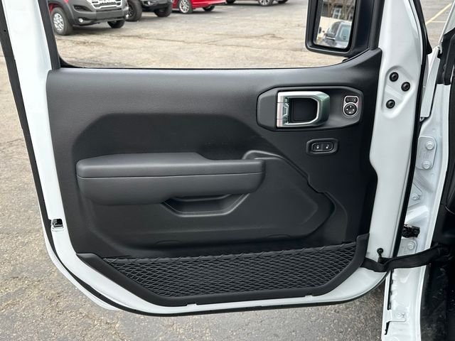 New 2026 Bright White Clear-Coat Exterior Paint Jeep Sport S image 28