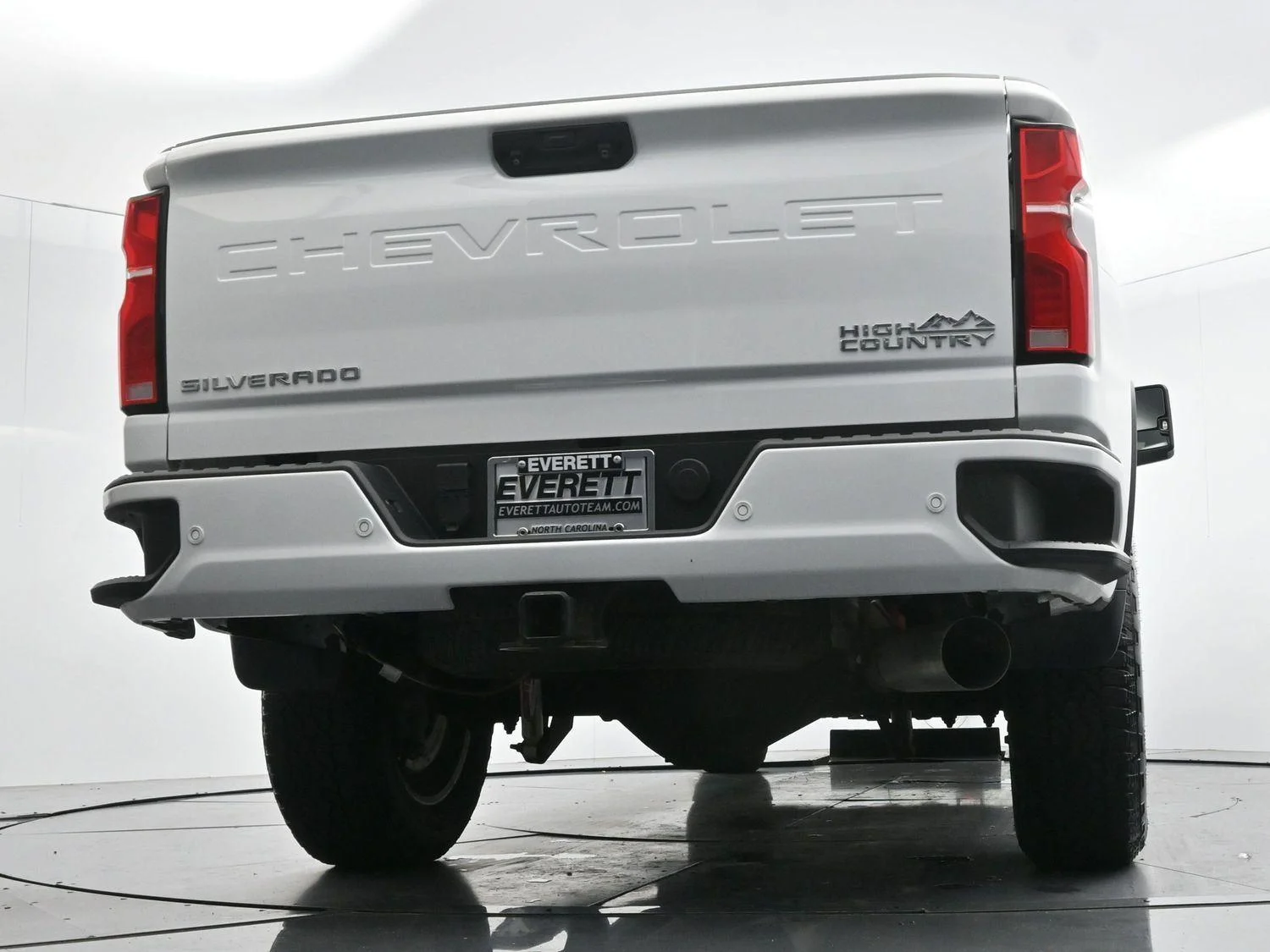 Used 2024 Summit White Chevrolet High Country image 41