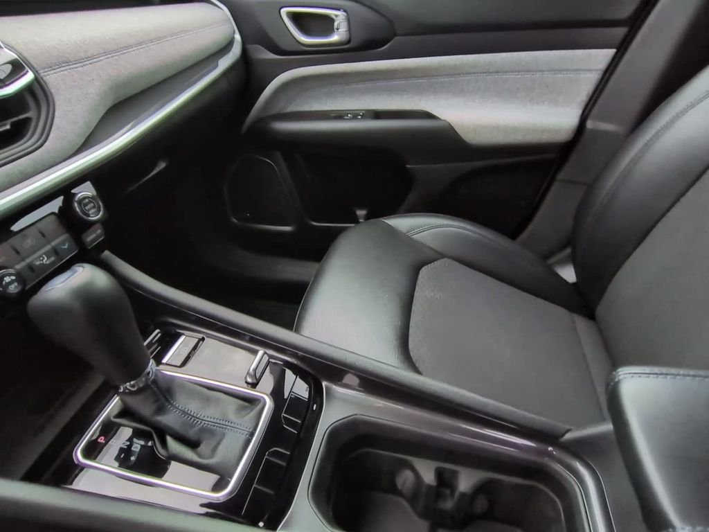 Used 2022 White Jeep Latitude image 29