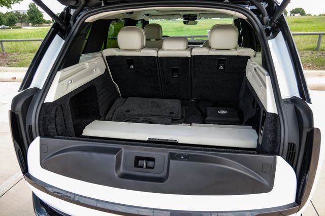 Used 2025 White Land Rover SE image 60