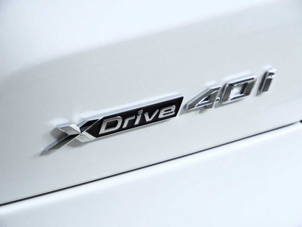 Used 2026 Mineral White Metallic BMW xDrive40i image 13