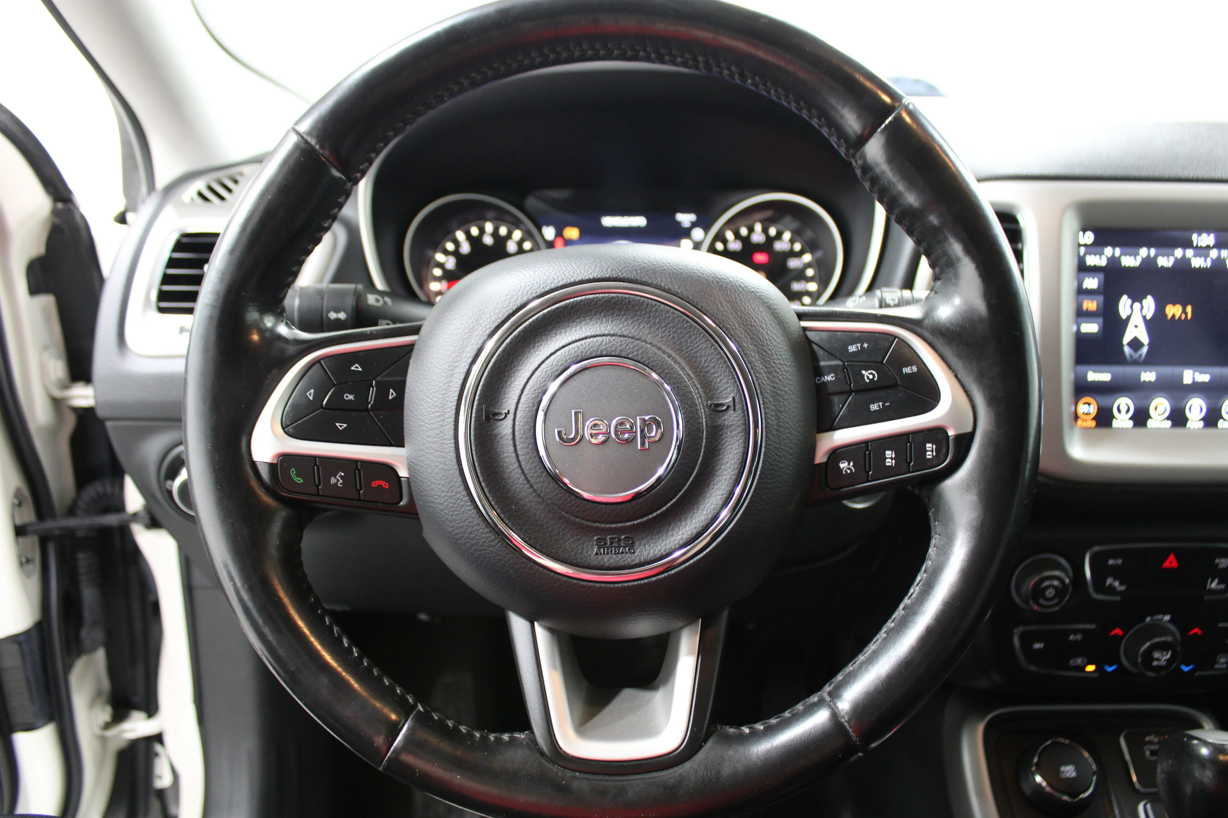 Used 2019 Pearl White Tri-Coat Jeep High Altitude image 9