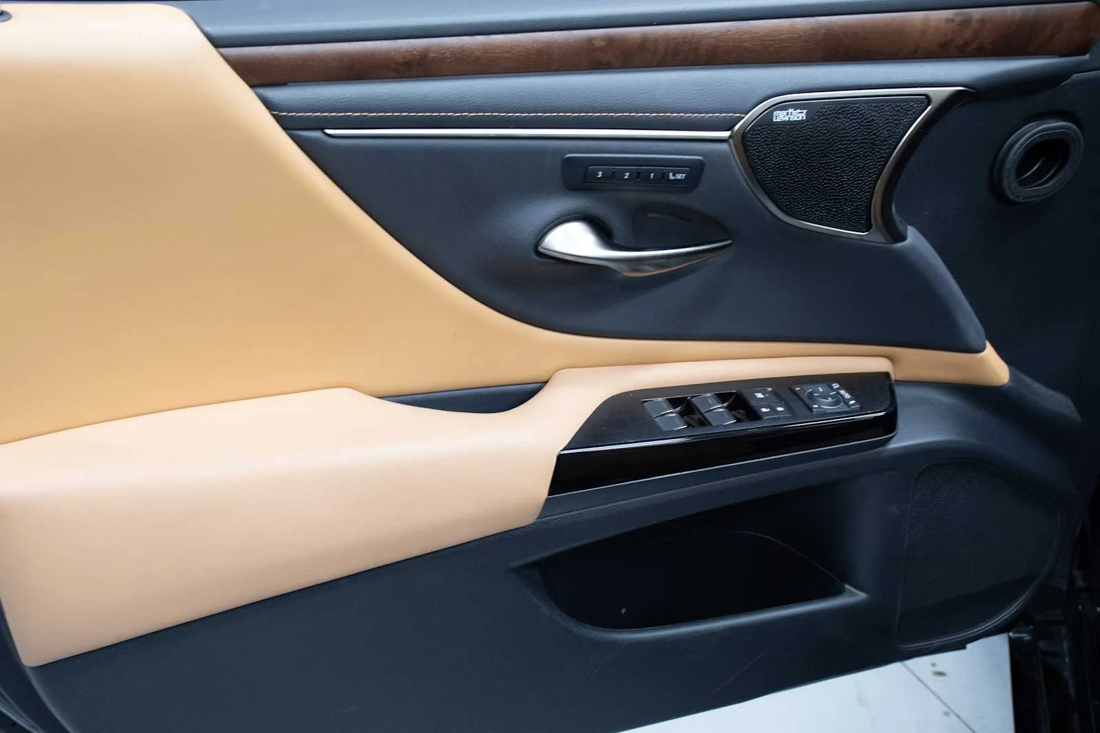 Certified Used 2023 Caviar Lexus Ultra Luxury image 16