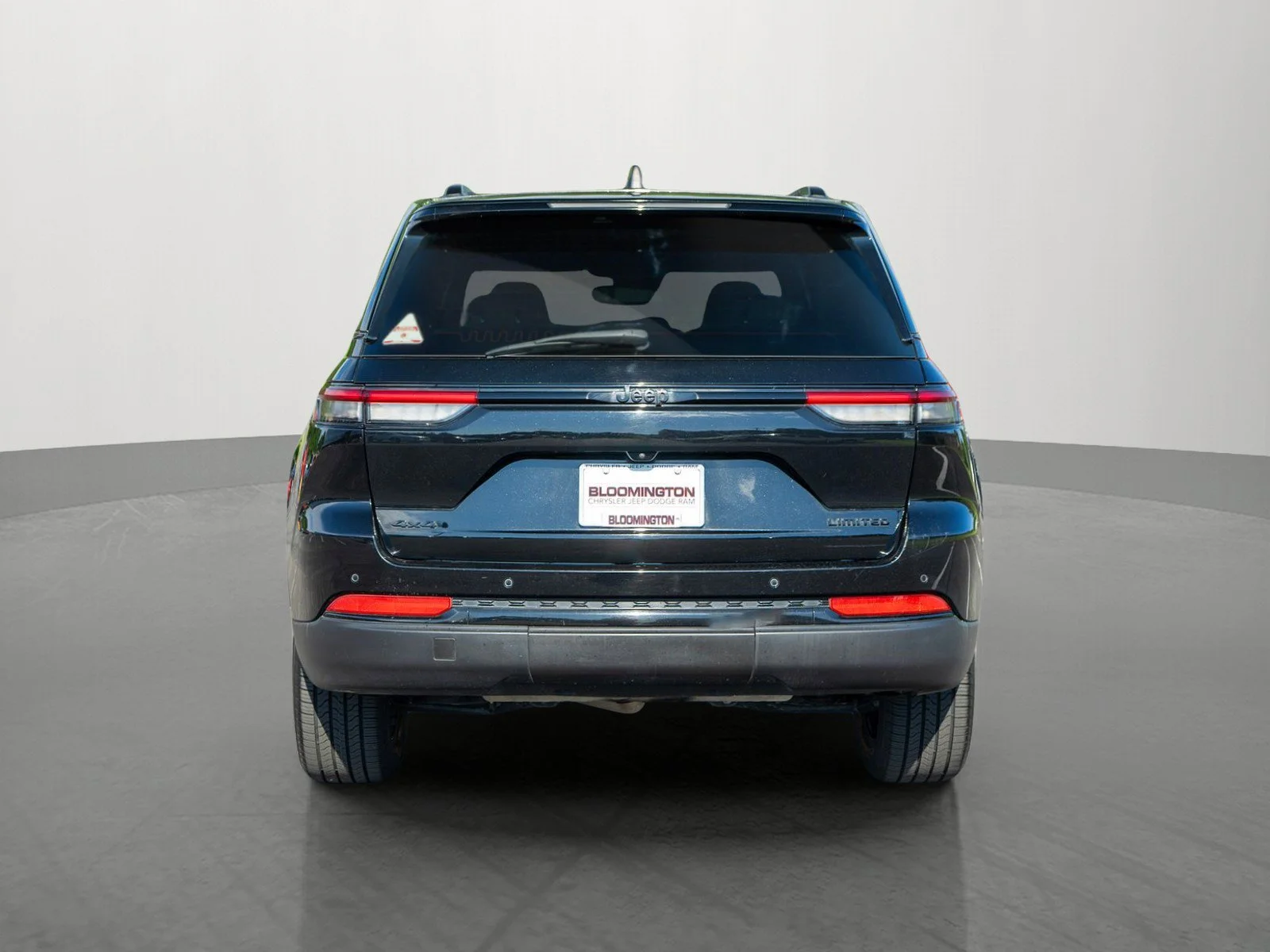 Used 2023 Diamond Black Crystal Pearlcoat Jeep Limited image 6