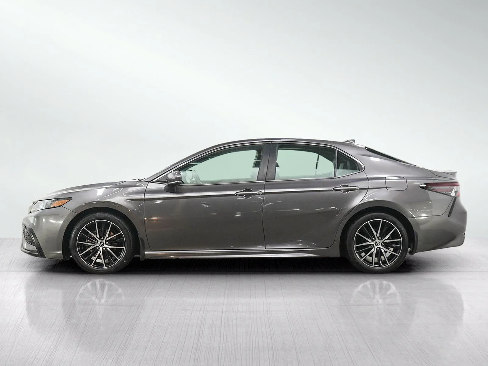 Used 2023 Toyota Camry Hybrid XLE with VIN 4T1B21HK0PU019483 for sale in Wayzata, Minnesota
