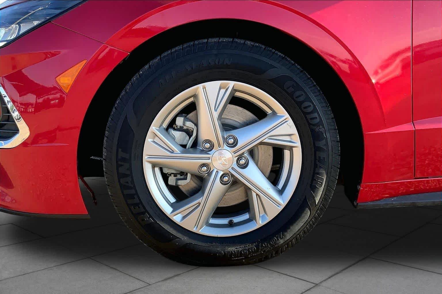 Used 2021 Calypso Red Hyundai SE image 9