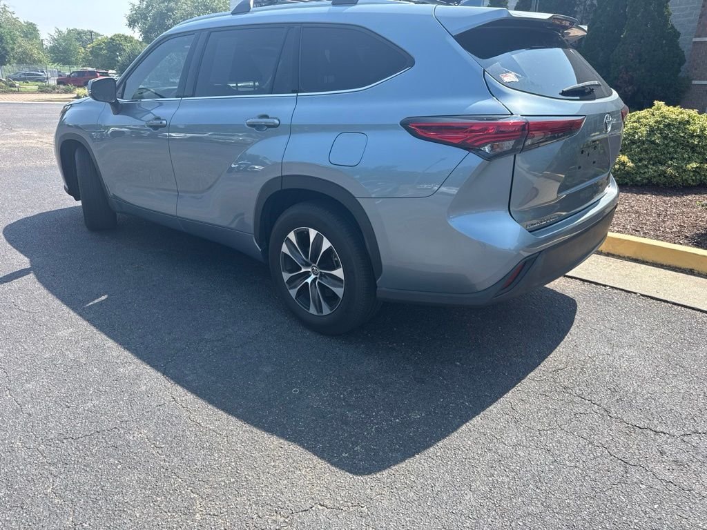 Used 2022  Toyota XLE image 4