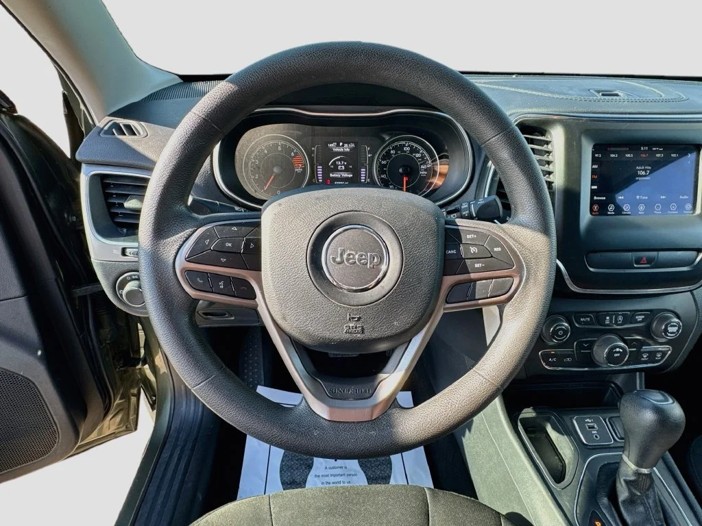 Used 2020 Green Jeep Latitude image 12