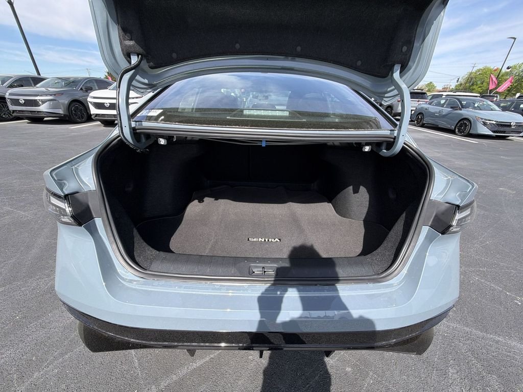 New 2026 Atlantic Gray Metallic / Super Black Two-tone Nissan SR image 22
