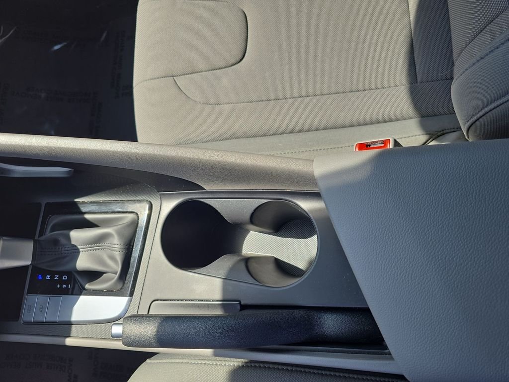 Used 2025 White Hyundai SE image 20