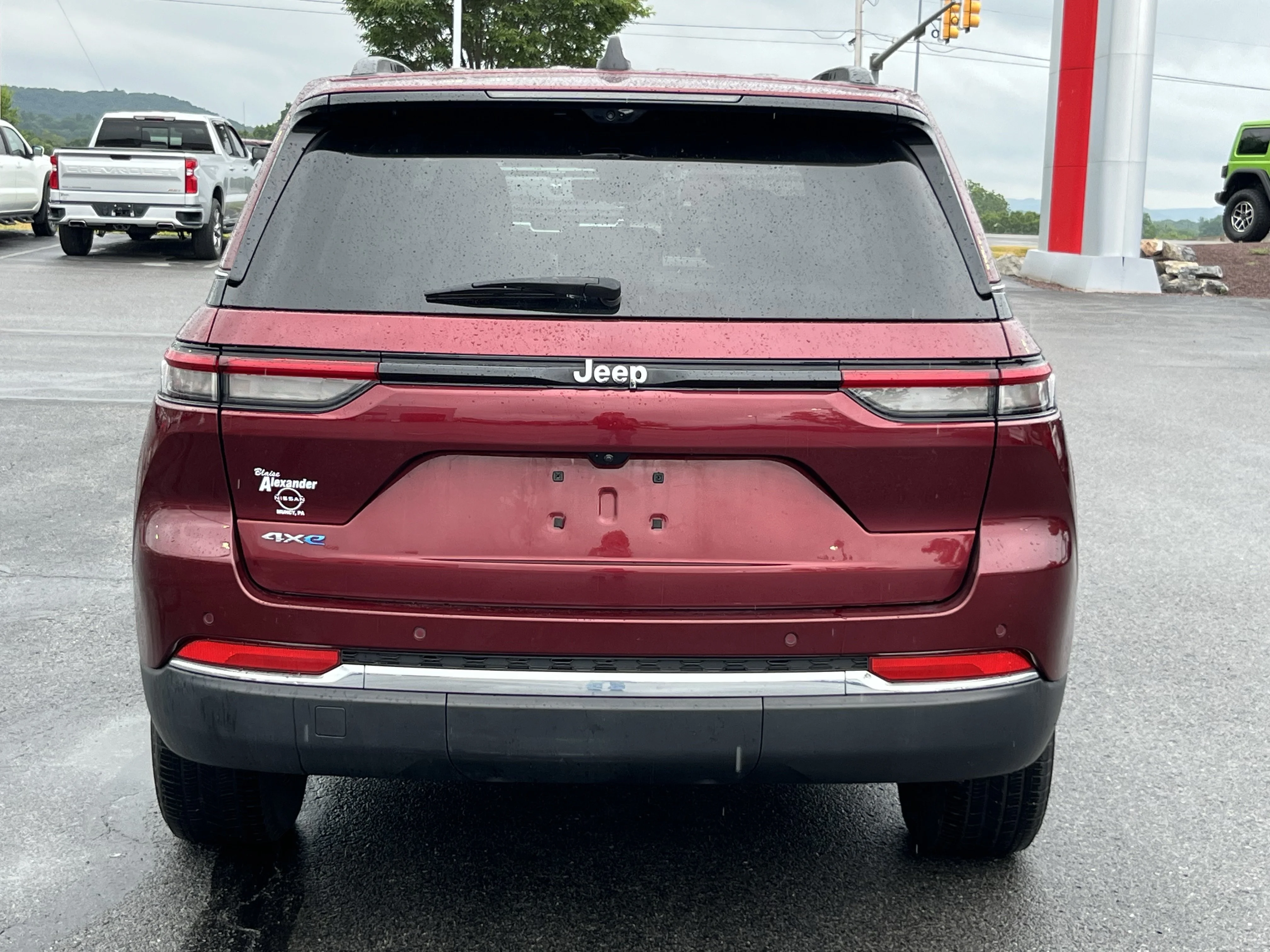 Used 2023 Velvet Jeep 4xe image 6