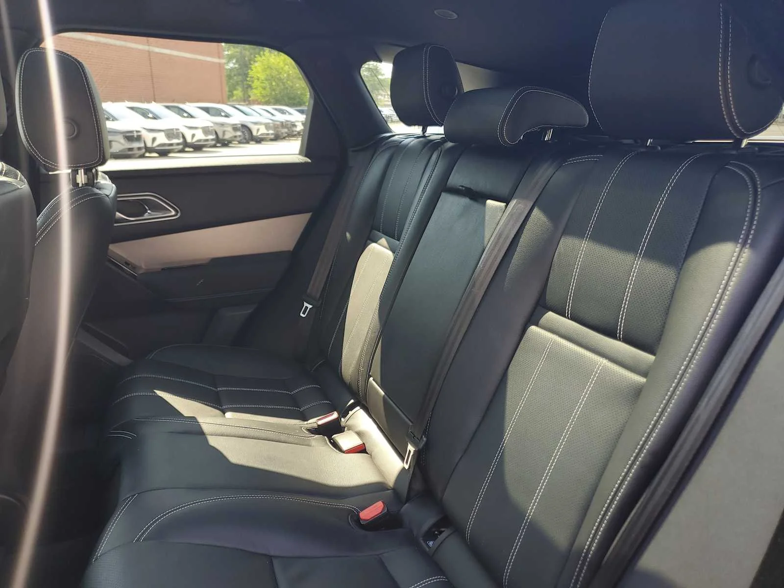 Used 2023  Land Rover R-Dynamic S image 9