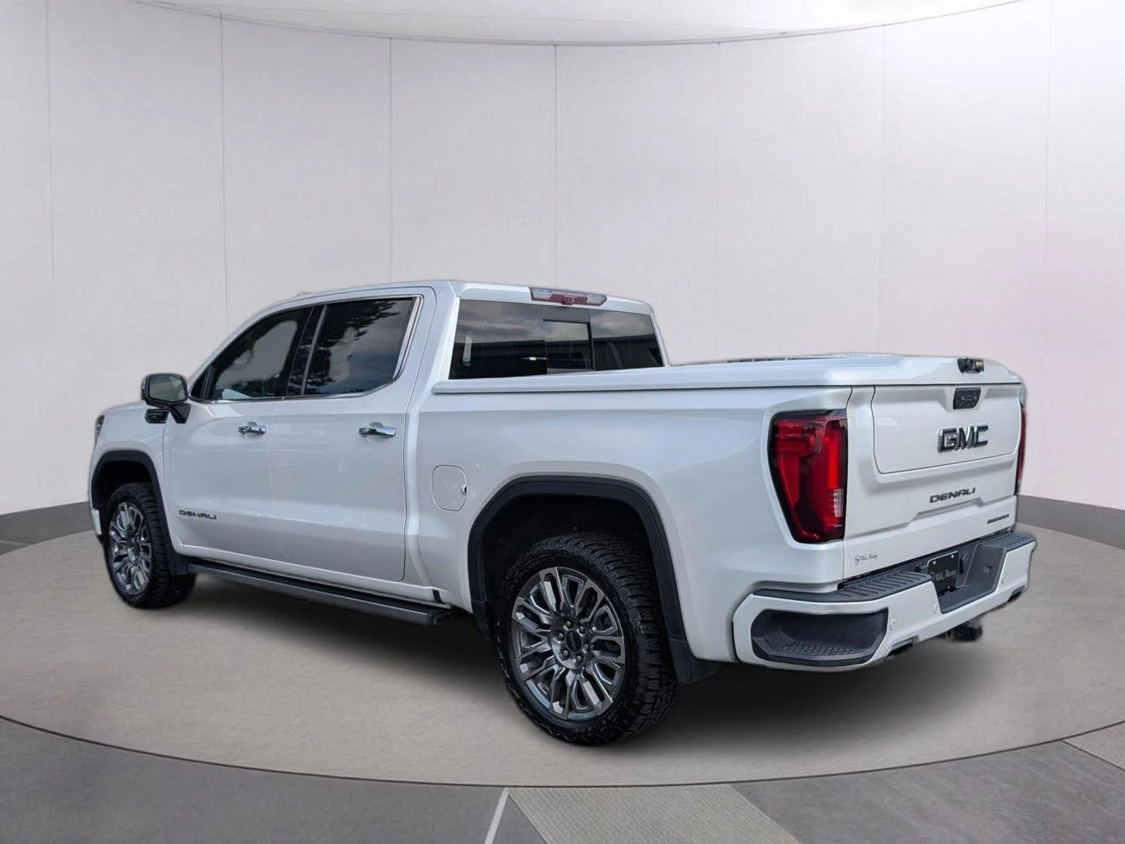 Used 2023 White Frost Tricoat GMC Denali Ultimate image 3