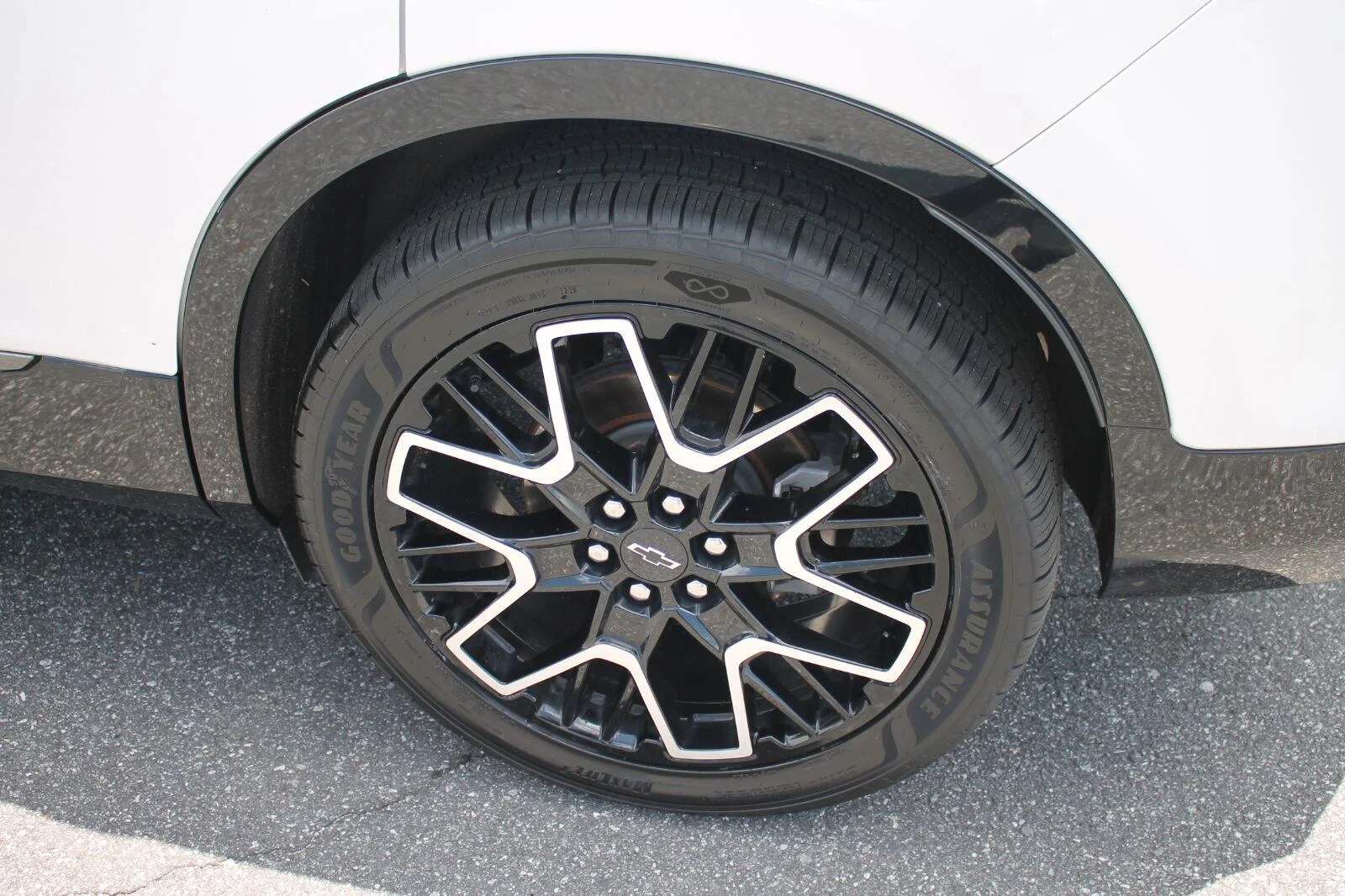 Used 2025 Iridescent Pearl Tricoat Chevrolet RS image 36