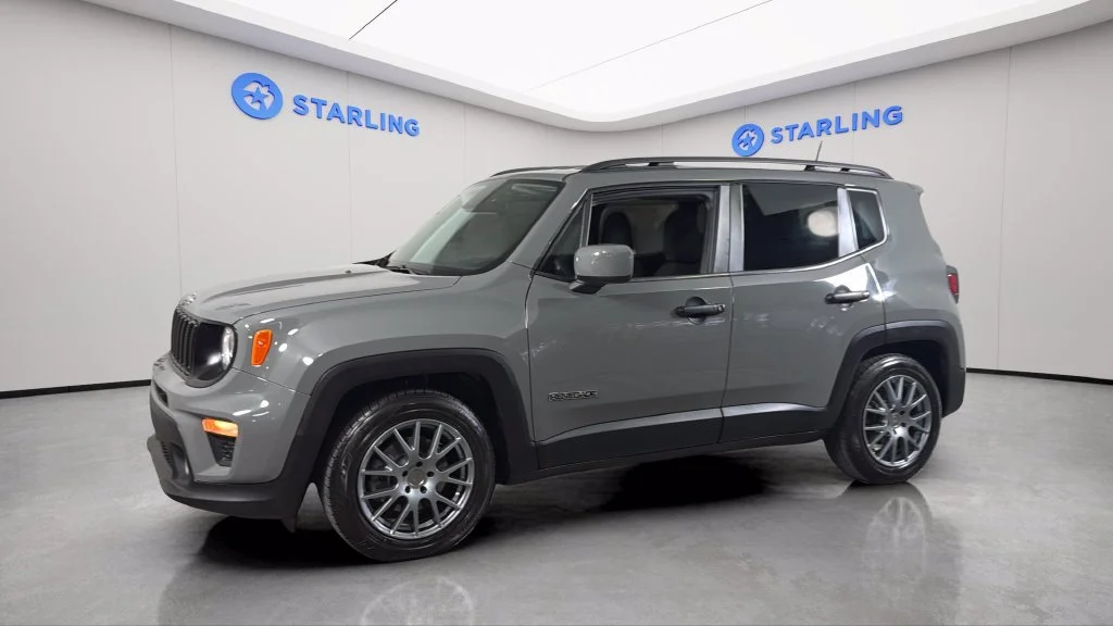 Used 2021  Jeep Latitude image 2