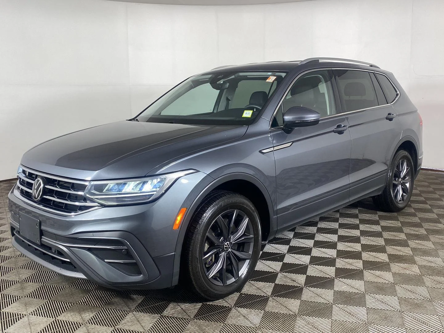 Used 2023 Platinum Gray Metallic Volkswagen SE image 26