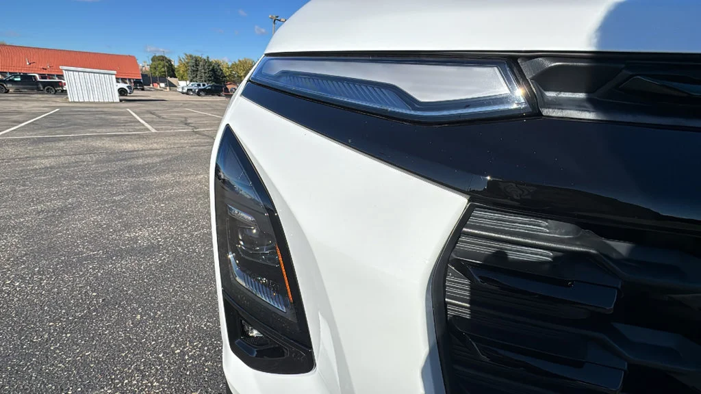 New 2027 Summit White Chevrolet LT image 18