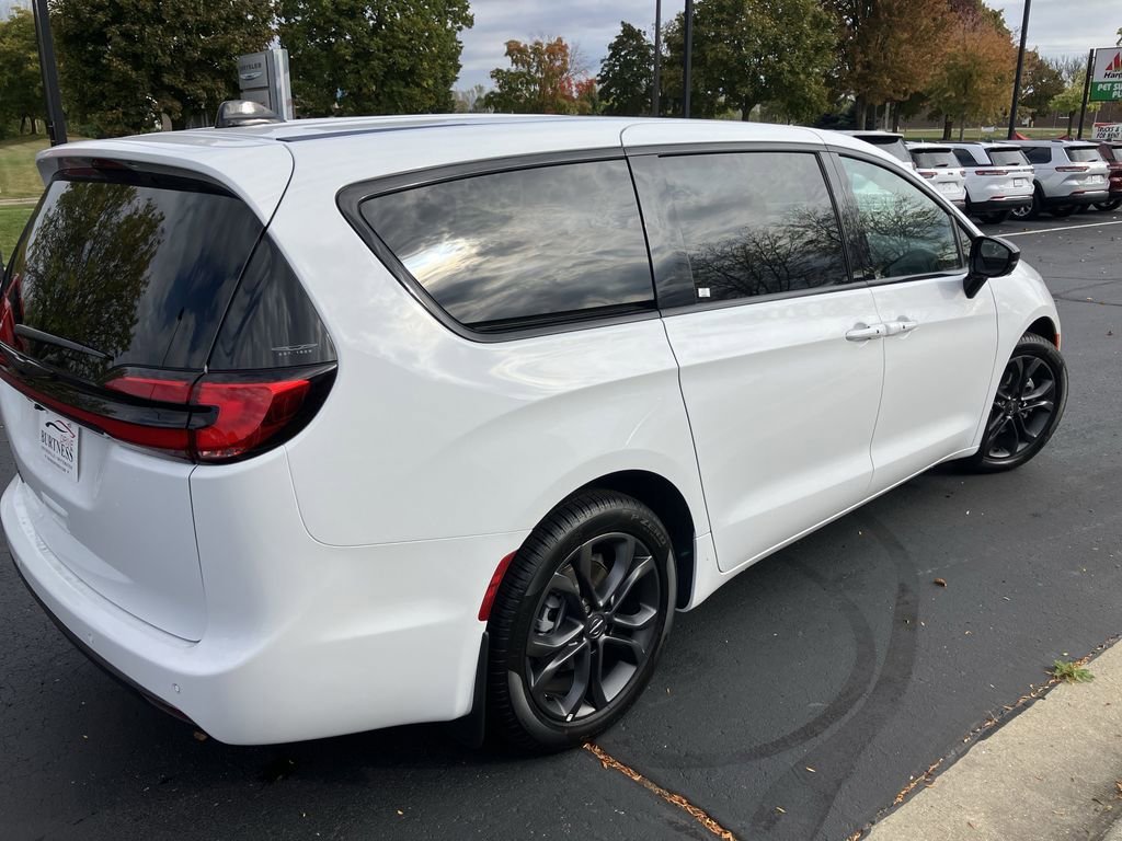 2026 Chrysler Pacifica Select - Photo 16