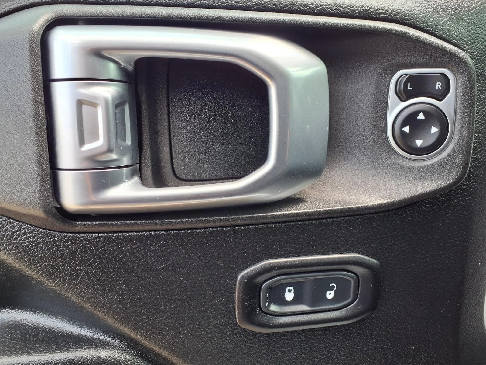 Used 2020 White Jeep Sport S image 25