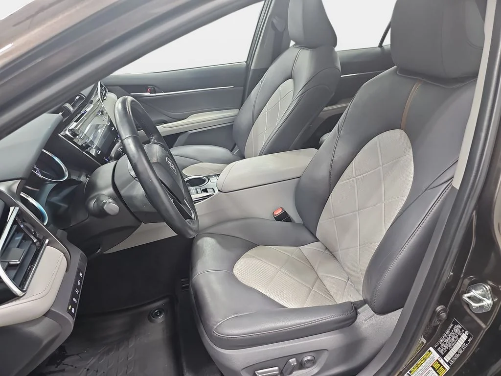 Used 2018 Brown Toyota XLE image 17