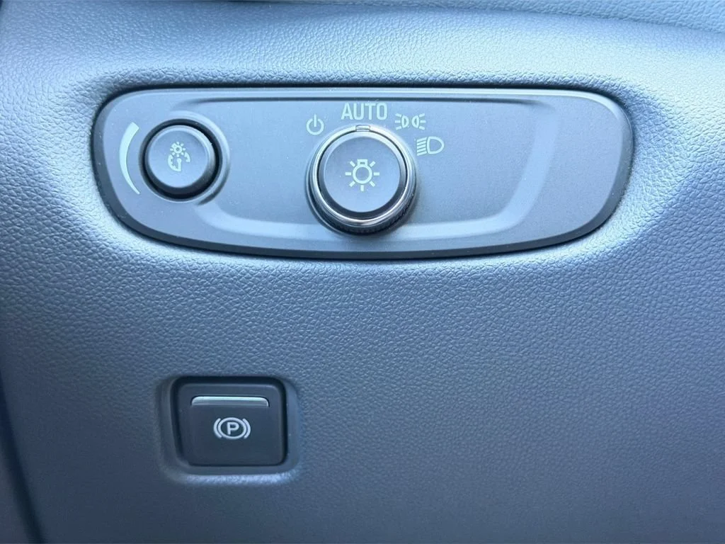 Used 2019 SUMMIT WHITE Chevrolet  image 25