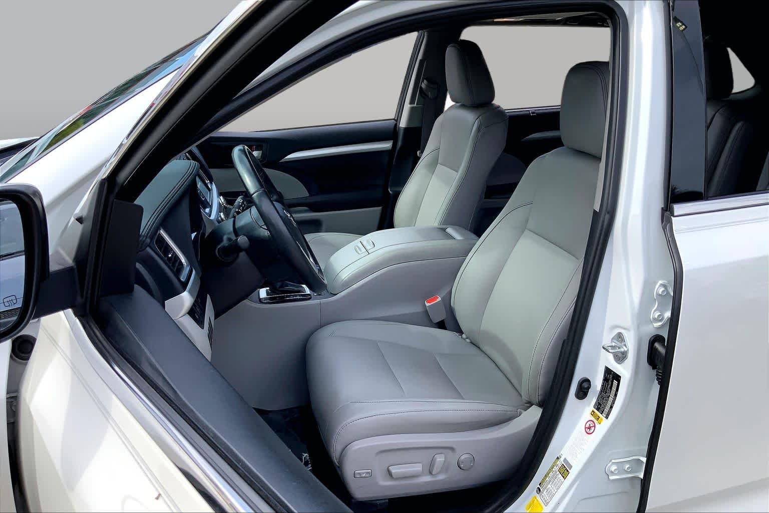 Used 2019 Blizzard Pearl Toyota XLE image 8