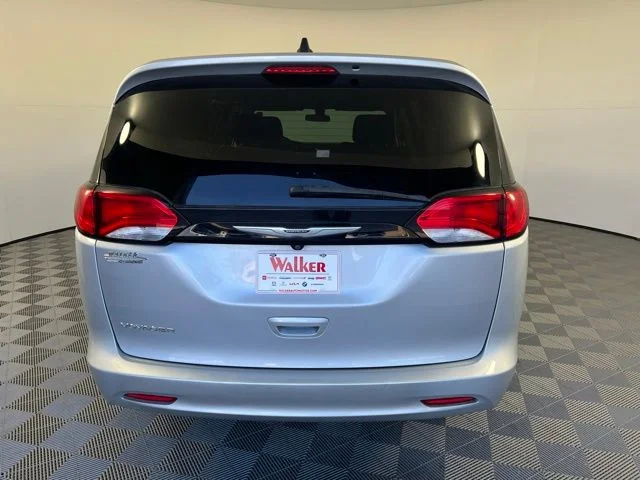 2022 Chrysler Voyager LX - Photo 6