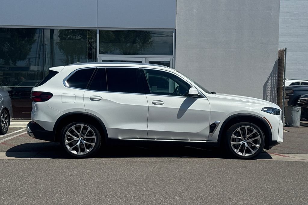 Used 2024 White BMW xDrive40i image 3